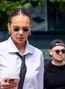 Ljepotica iz Zagreba u efektnom street style izdanju s kravatom