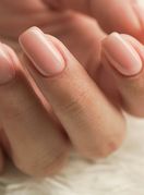 Barely-there manikura