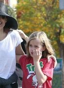 Angelina Jolie u šetnji s djecom i psom - 3