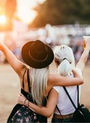 Prijateljice na glazbenom festivalu