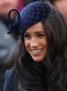 Meghan Markle u visokim crnim čizmama s potpisom Victorije Beckham - 1