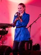 Pjevačica Domenica Žuvela u čizmama do bedara - 1