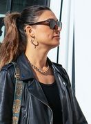 Ljepotica iz Dubrovnika u trapericama s predimenzioniranim poderotinama