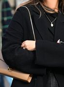 Crni kaput popularan je izbor za zimu na hrvatskim ulicama