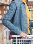 Žene pričaju u trgovini