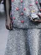 Žena u pletenoj suknji