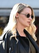 Lijepa plavuša iz Zagreba u klasičnim crnim čizmama