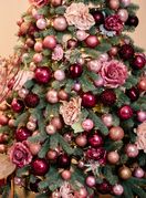 Cvijeće izgleda divno kao dekoracija na drvcu