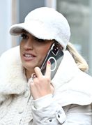 Ljepotica iz Zagreba u zimskom street style izdanju s bijelim odjevnim komadima