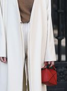 Zahvaljujući bijelom kaputu svaka kombinacija izgleda elegantno