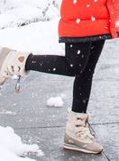 Žena u čizmama na snijegu