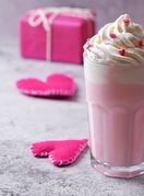 Ružičasta topla čokolada sa šlagom