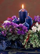 Adventski vijenci ukrašeni cvijećem