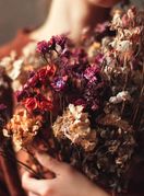 Žena drži suho cvijeće