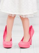 Djevojčica u maminim štiklama