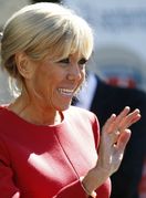 Brigitte Macron u crvenoj haljini i crnim štiklama - 5