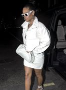 Rihanna u bijeloj koži od glave do pete