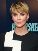 Charlize Theron u mini haljini i visokim čizmama - 2