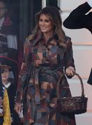 Melania Trump u kožnatom kaputu s patchwork uzorkom - 1