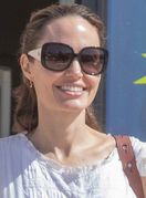 Angelina Jolie u bijeloj ljetnoj haljini - 3