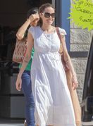 Angelina Jolie u bijeloj ljetnoj haljini - 7