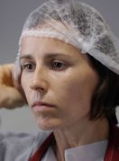 Maja Fertalić u proizvodnji svojih snack pločica