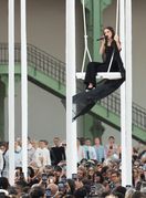 Riley Keough u krletki na Chanelovoj reviji