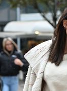 Ljepotica iz Zagreba u bordo suknji