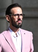 Muški street style u ružičastom sakou