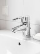 Čemu služi mala rupa na umivaoniku?