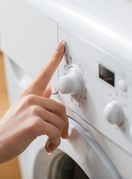 Žena pali perilicu rublja