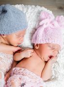 Novorođeni dječak i djevojčica