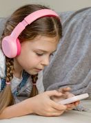 Djeca provode nevjerojatno puno vremena s mobitelom u rukama