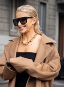 Neutralne boje, zlatan nakit i velike sunčane naočale - s njima ćete izgledati kao bogatašica