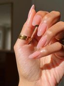 Rosehip oil manikura