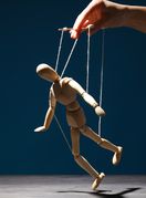 Moć toksičnih ljudi leži u riječima koje zvuče bezazleno, a u pozadini nose manipulaciju, krivnju ili emocionalnu kontrolu