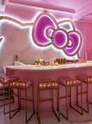 U Hello Kitty kafiću mogu se naći slastice poput torte od jagode, čokoladne torte i pite od jabuka