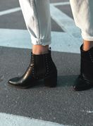 Crne gležnjače su klasik koji ima svoje mjesto u ormarima mnogih žena