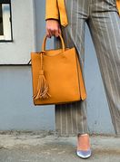 Hlače na tanke pruge uvijek su dobar izbor za razne odjevne kombinacije