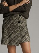 Kratka suknja od tvida kariranog uzorka odličan je izbor za jesen
