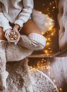 Žena uživa u kući