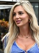 Ulična moda plavokosa dama u Off-White tenisicama u Zagrebu - 2