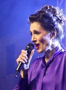 Doris Dragović u ljubičastom stajlingu na koncertu u Starigradu - 6