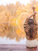 Žena uživa u jeseni