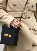 Baloner u bež boji i crna torba idealni su komadi za jesensku kapsulu