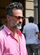 Markantan gospodin sa zagrebačke špice u ružičastoj košulji