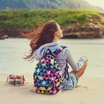 Djevojka sama na plaži