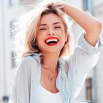 Nasmijana djevojka