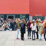 Studenti ispred Sveučilišta u Leipzigu u Njemačkoj