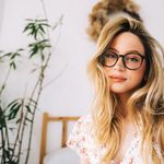 Djevojka nosi naočale